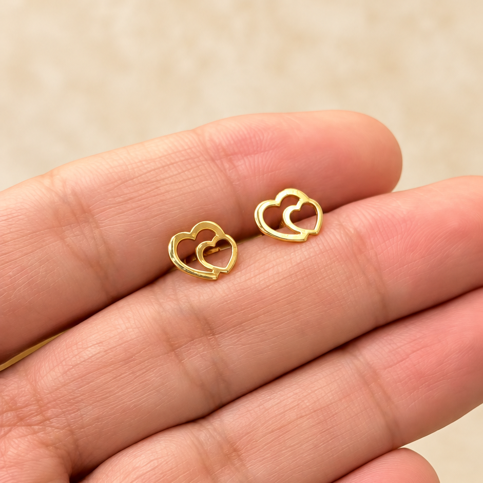 Boucles d’oreilles puces à doubles cœurs entrelacés dorés