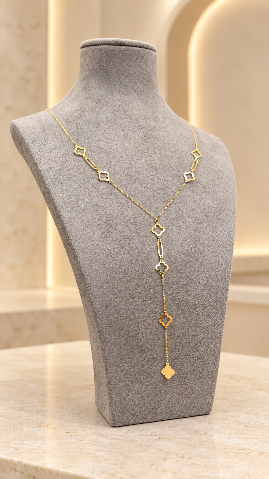 Collier doré en Y à motifs carrés ajourés
