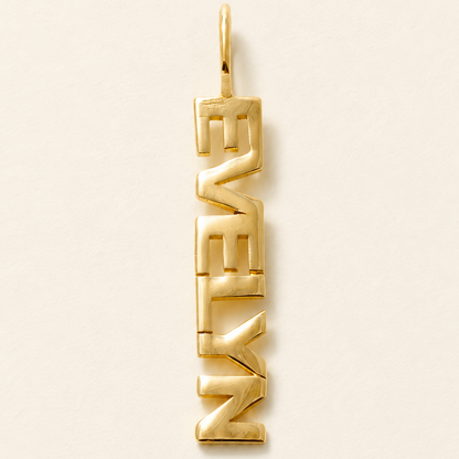 Pendentif prénom vertical — Lettres majuscules dorées disposées en colonne.