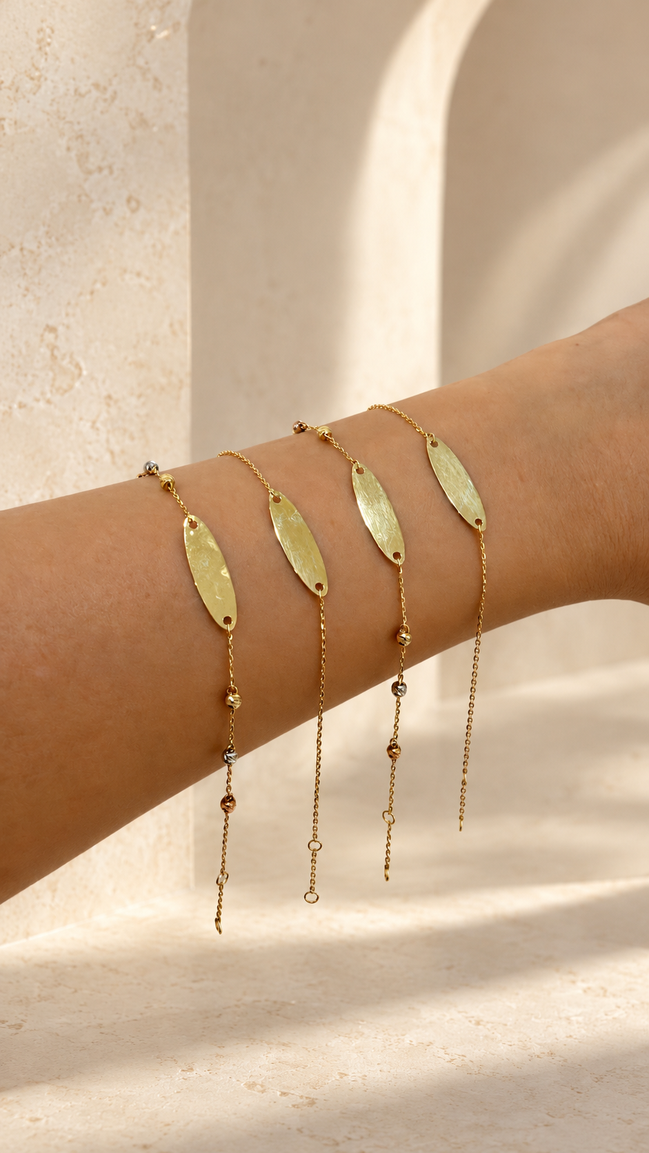 Assortiment de bracelets fins dorés à plaques ovales