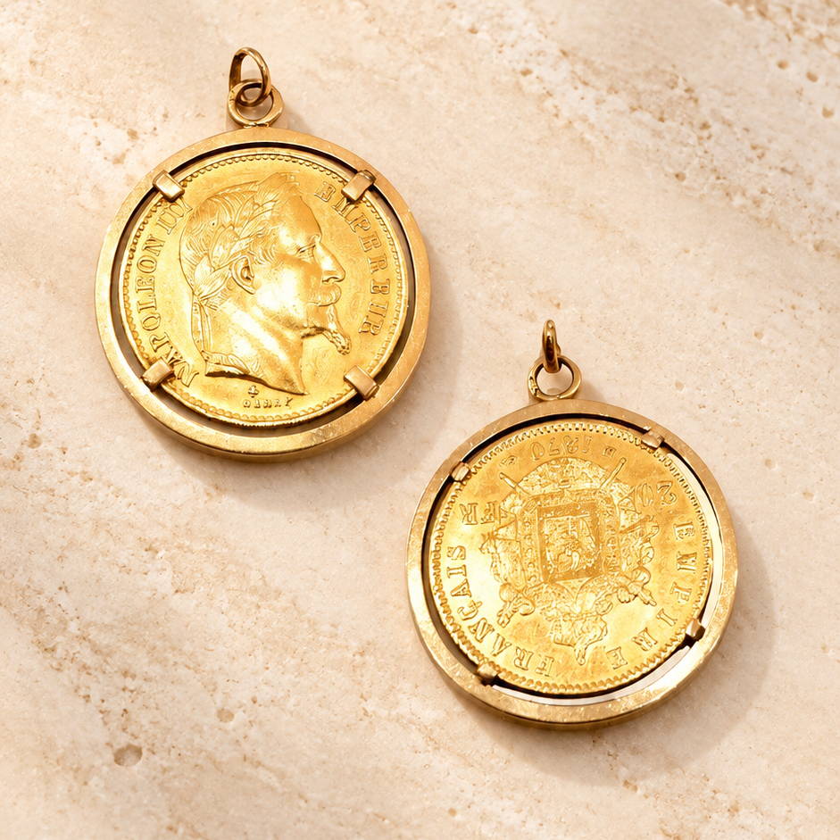 Deux pendentifs ronds à pièces dorées