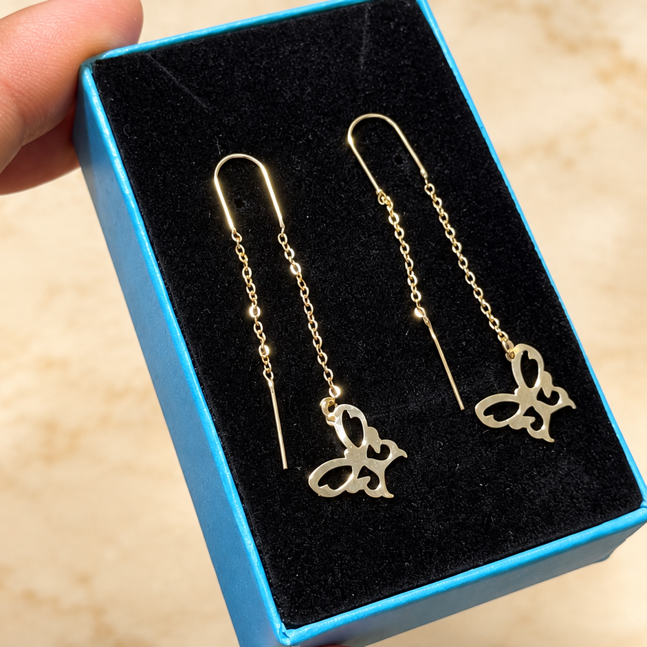 Boucles d’oreilles traversantes dorées à papillons stylisés