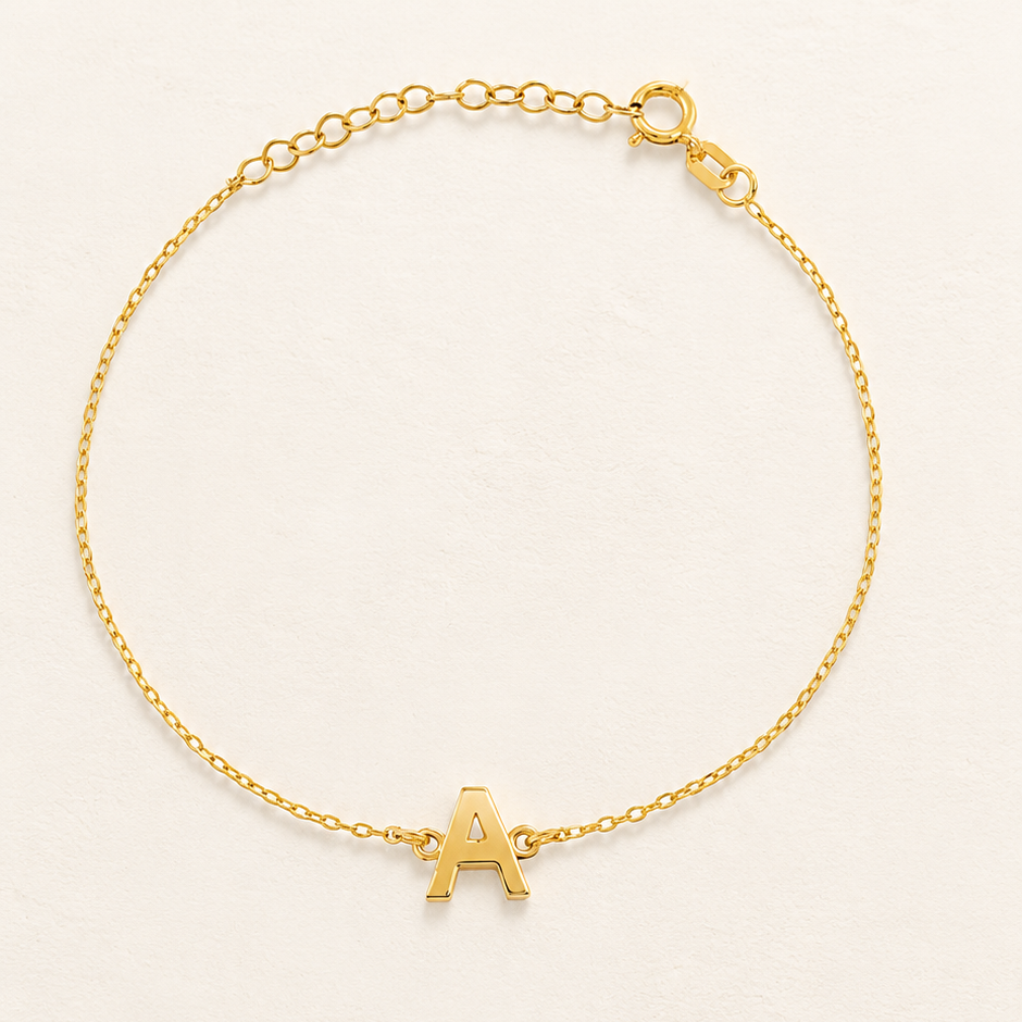 Bracelet initiale A — Chaîne fine avec lettre A centrale.