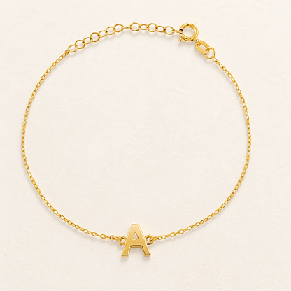 Bracelet initiale A — Chaîne fine avec lettre A centrale.