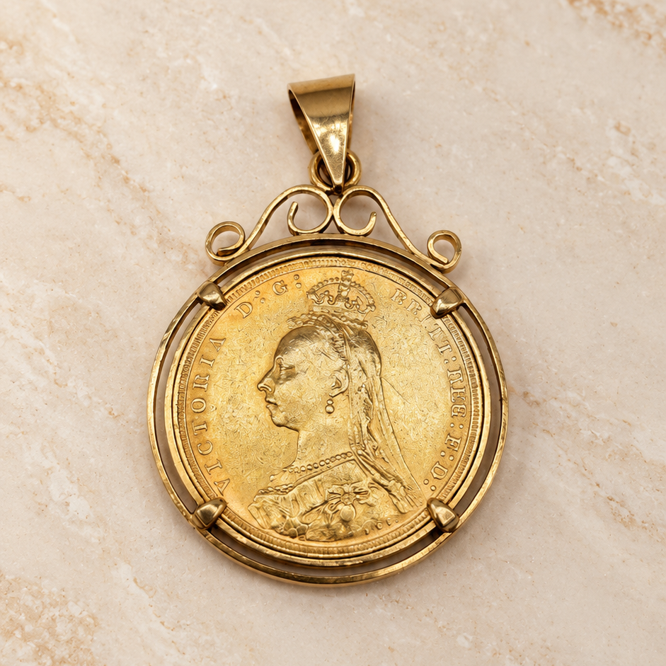 Pendentif rond à pièce dorée avec entourage ouvragé