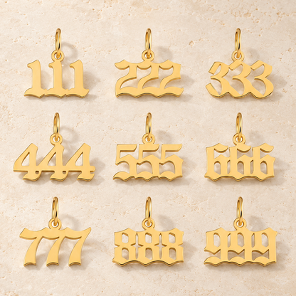 Pendentif prénom vertical — Lettres en Or  superposées formant un prénom.