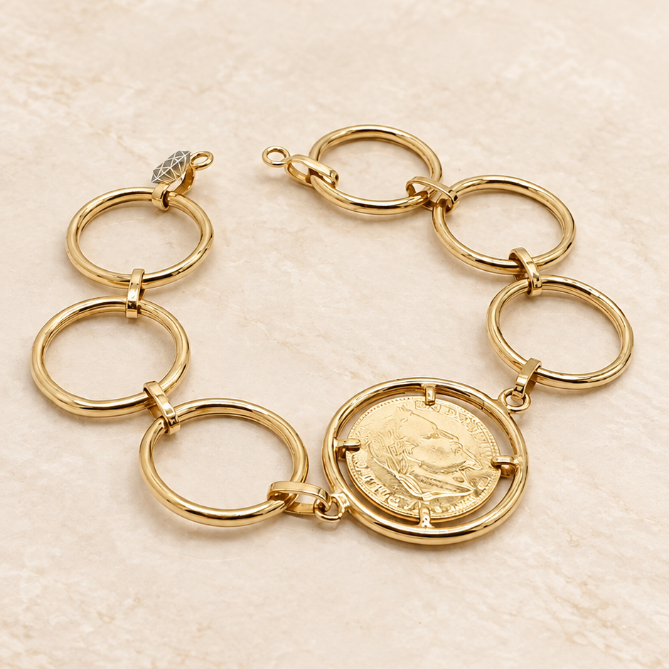 Bracelet doré à maillons anneaux et médaille façon pièce