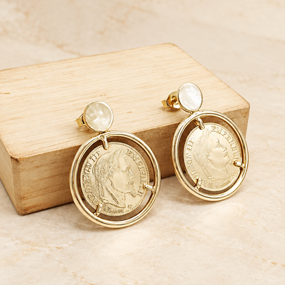Boucles d’oreilles dorées pendantes à médaillons façon pièces