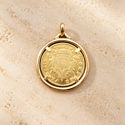 Pendentif rond à pièce dorée avec entourage ouvragé