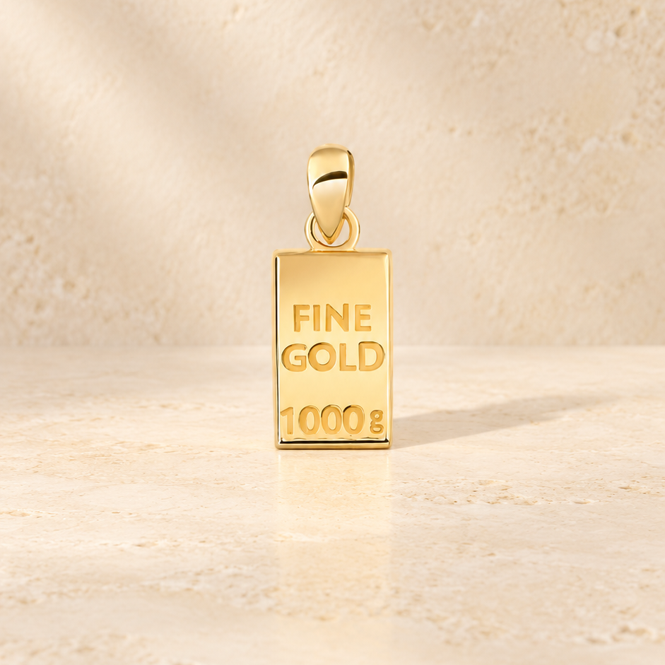 Pendentifs lingots miniatures — Ensemble de petits lingots en Or avec bélières, présentés dans la main.