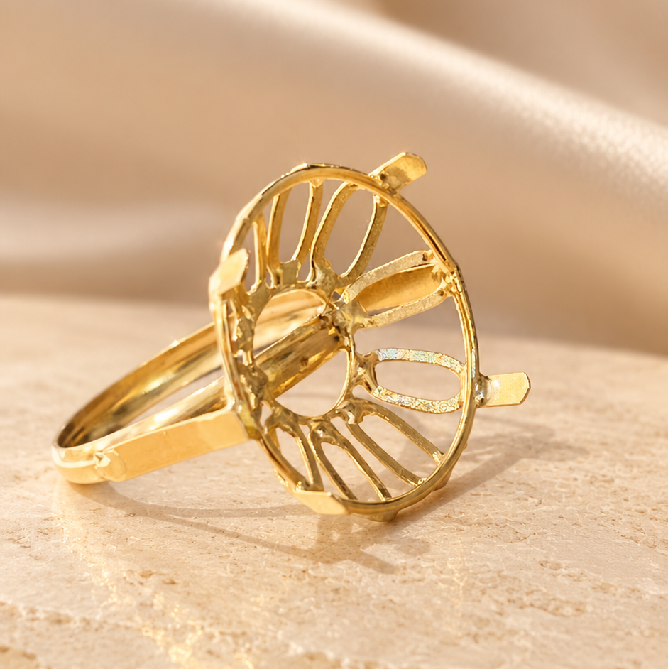 Bague dorée avec monture ronde ajourée