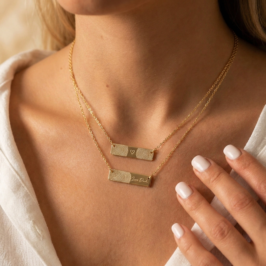Noa – Collier avec plaque personnalisée en or - Or massif 18 carats - Or jaune - porté autour du cou