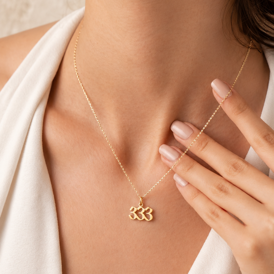 Pendentif prénom vertical — Lettres en Or  superposées formant un prénom.