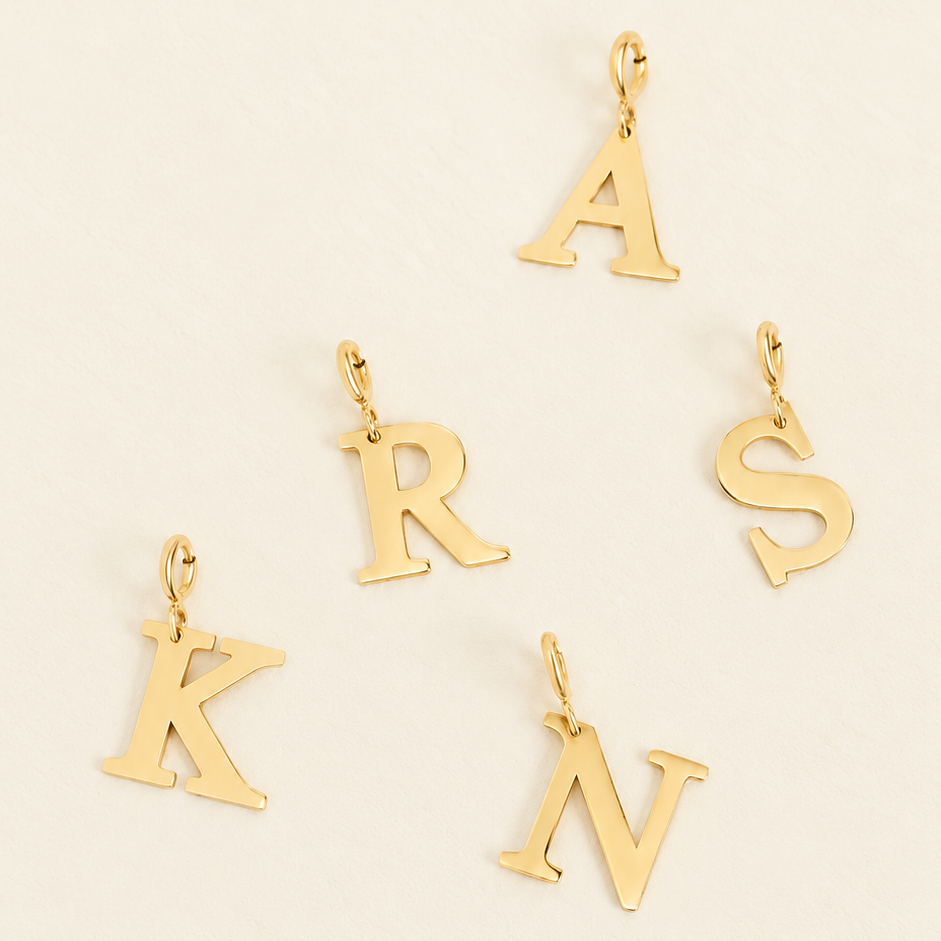 Pendentifs initiales A, R, S, K et N — Collection de lettres majuscules dorées à suspendre.