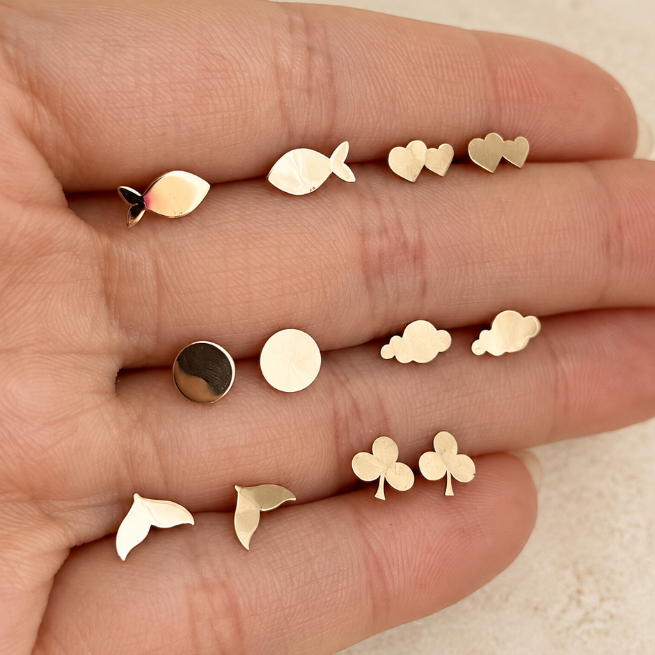 Assortiment de puces d’oreilles dorées à poissons, cœurs, pastilles, nuages et trèfles
