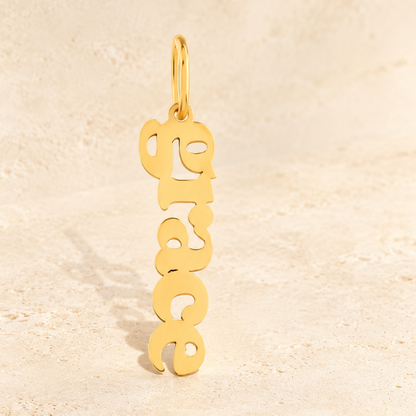 Collier prénom vertical — Chaîne fine et pendentif composé de lettres alignées verticalement.