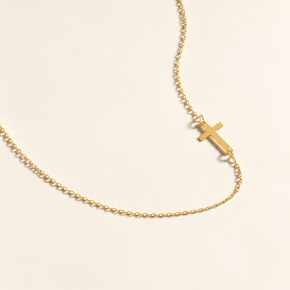 Collier à petit pendentif latéral — Chaîne fine avec motif discret sur le côté.