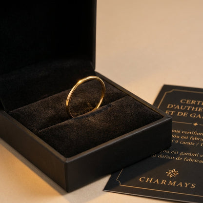 Sira – Bague fine en or jaune 18 carats - Or massif 18 carats - Or jaune - photographié sur un fond en satin