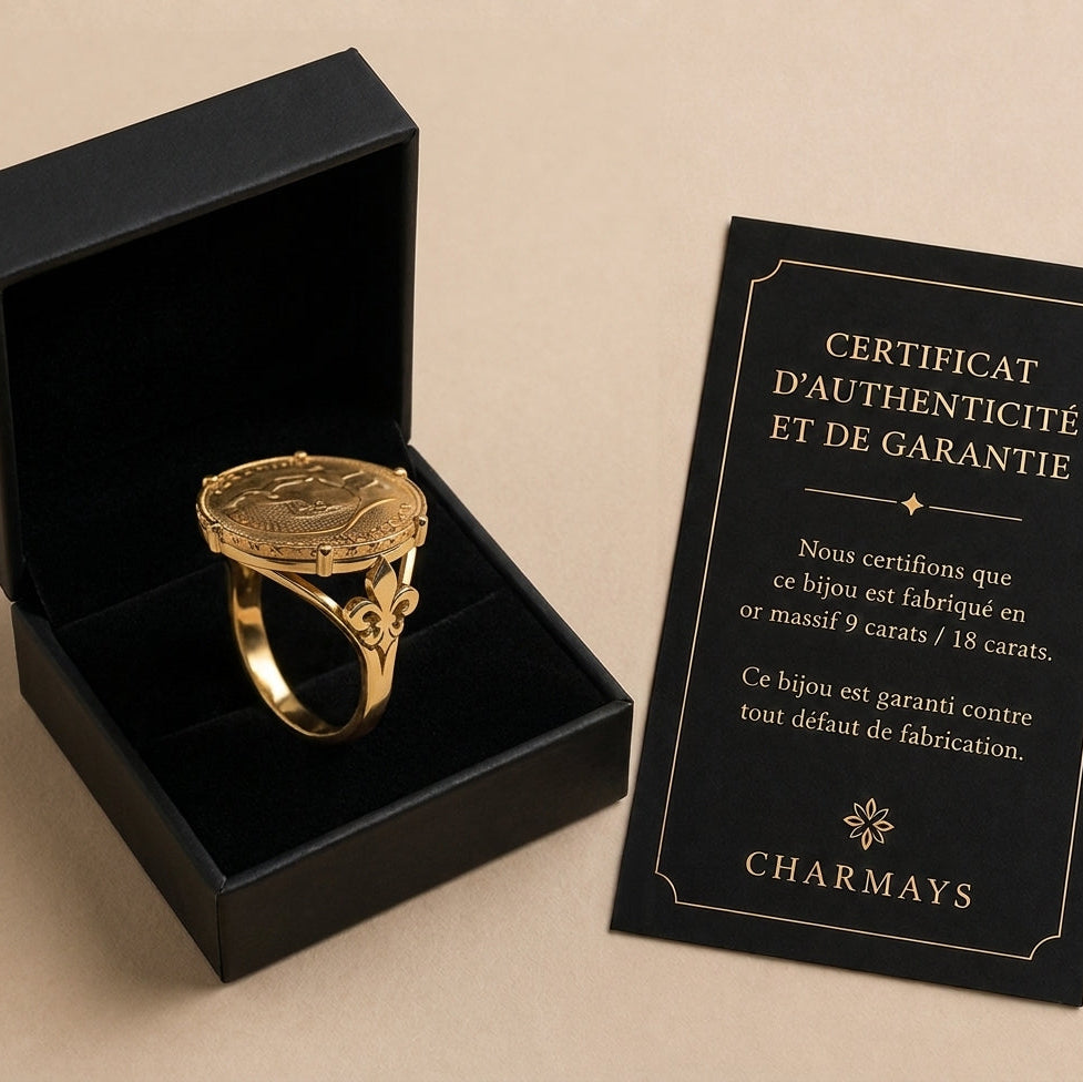 Bague pièce d'investissement en or massif 18K - Or massif 18 carats - Or jaune - photographié sur un fond en satin