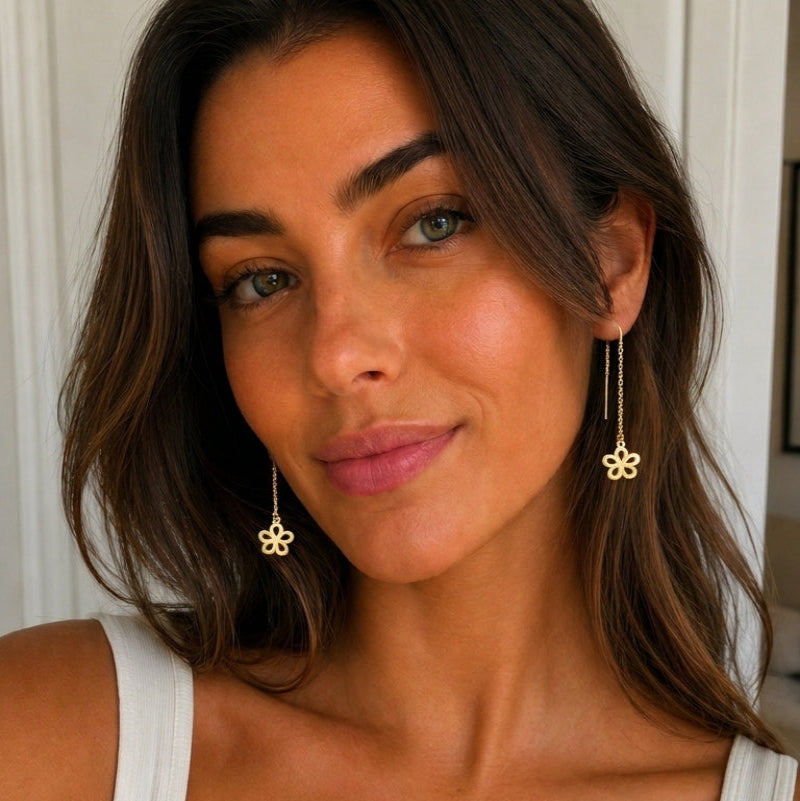 Boucles d'oreilles pendantes fleur - Or massif - Or jaune - porté sur la main