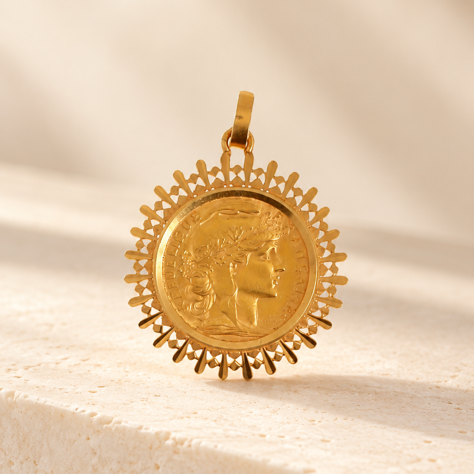 Pendentif rond à pièce dorée avec entourage ouvragé