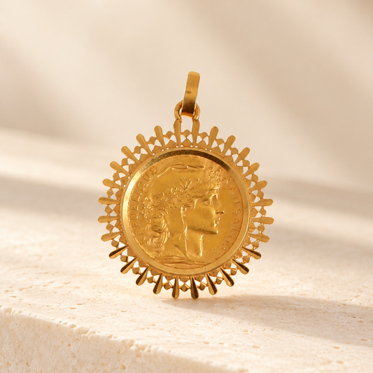 Pendentif rond à pièce dorée avec entourage ouvragé