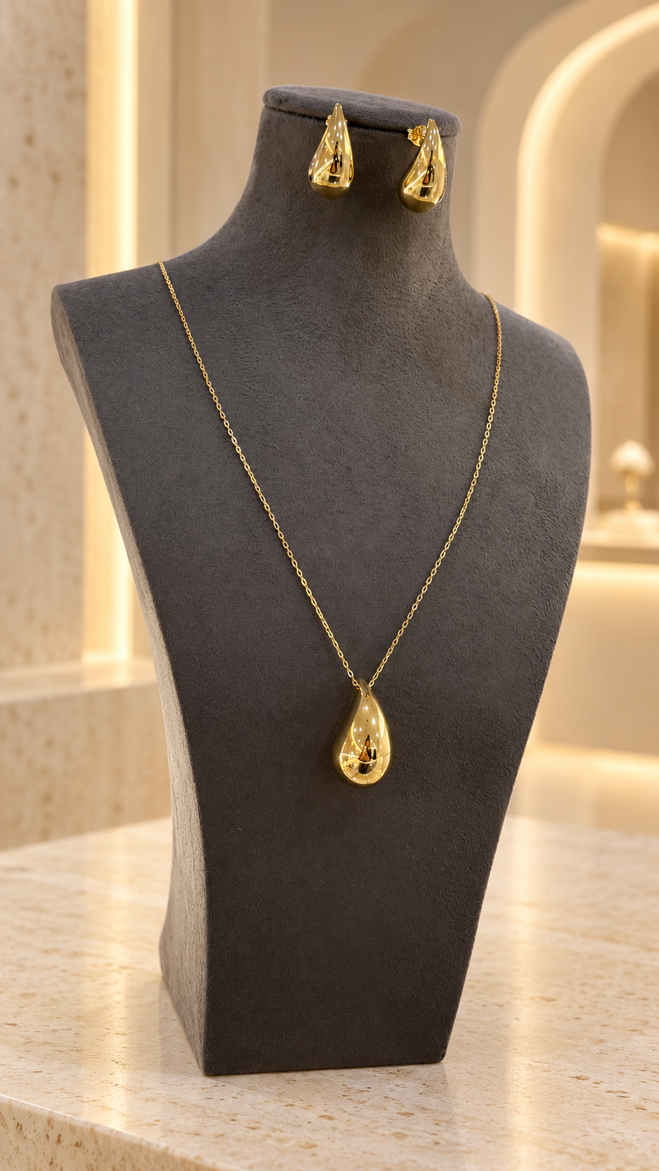 Parure dorée pendentif et boucles d’oreilles goutte ajourée
