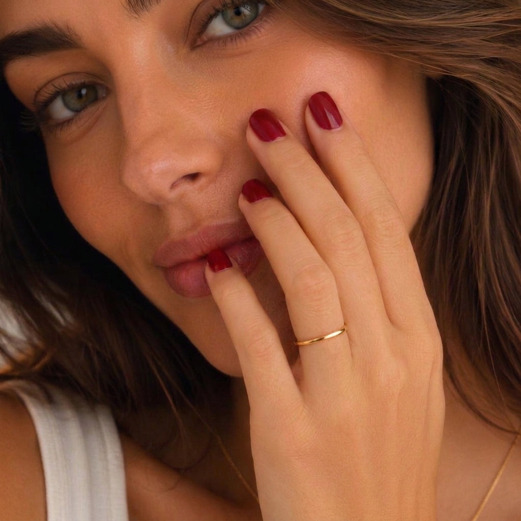 Sira – Bague fine en or jaune 18 carats - Or massif 18 carats - Or jaune - porté sur la main