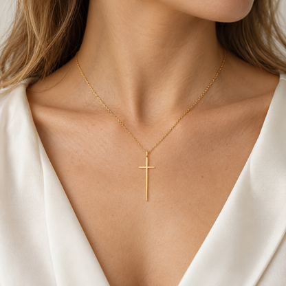 Pendentif croix épurée — Croix fine en Or aux lignes droites.