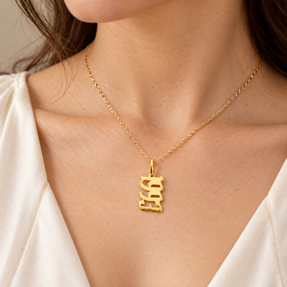 Pendentif prénom vertical — Lettres en Or  superposées formant un prénom.