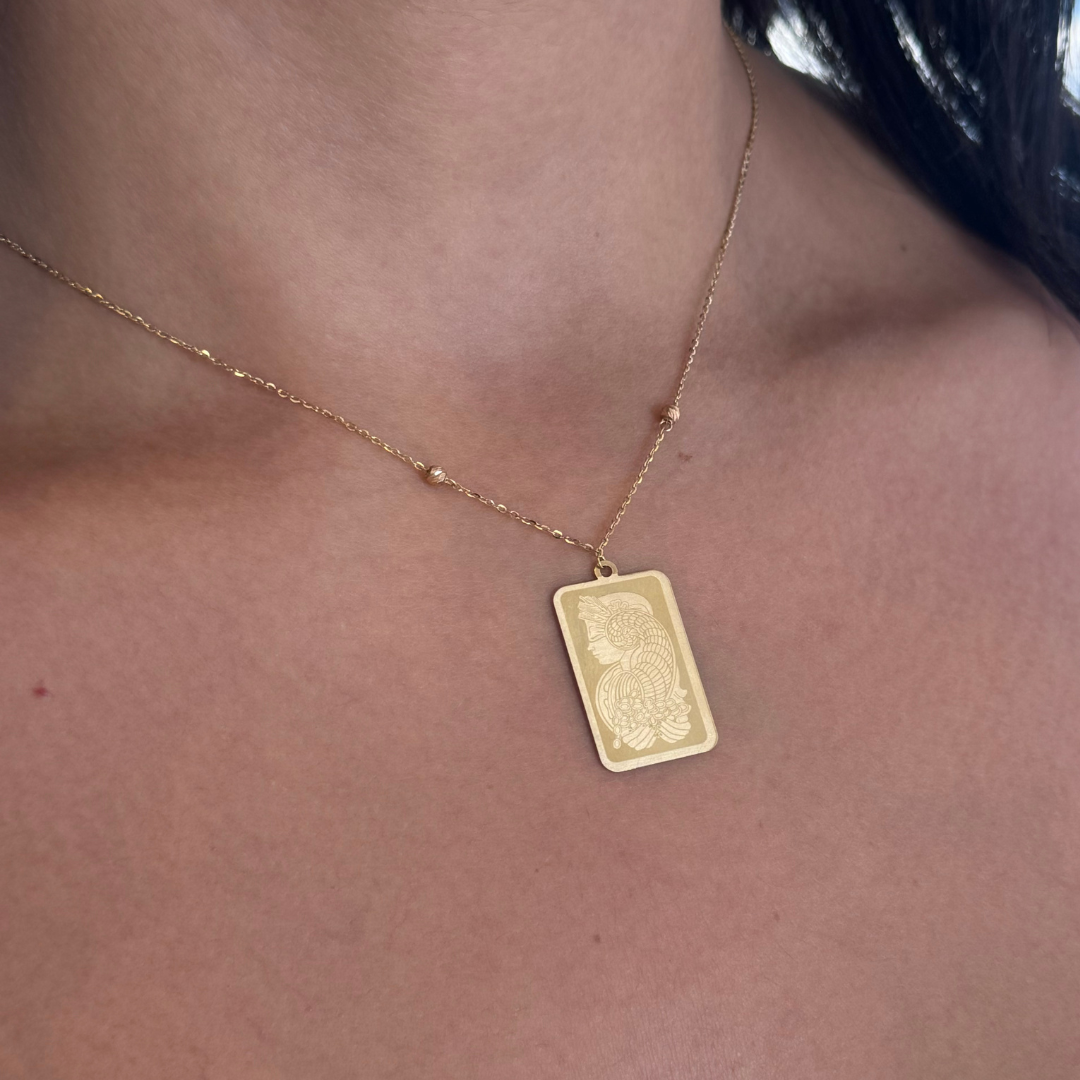 Collier avec pendentif gravé Lady Fortuna en Or 18K