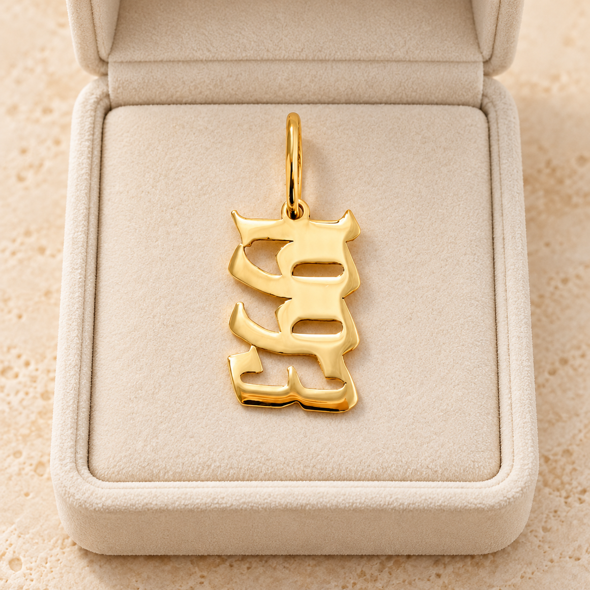 Pendentif prénom vertical — Lettres en Or  superposées formant un prénom.