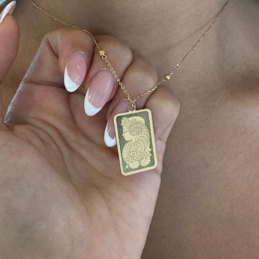 Collier avec pendentif gravé Lady Fortuna en Or 18K