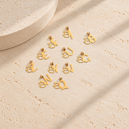 Pendentifs dorés à initiales et motif aile ajourée (plusieurs lettres)