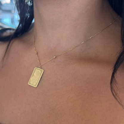 Collier avec pendentif gravé Lady Fortuna en Or 18K