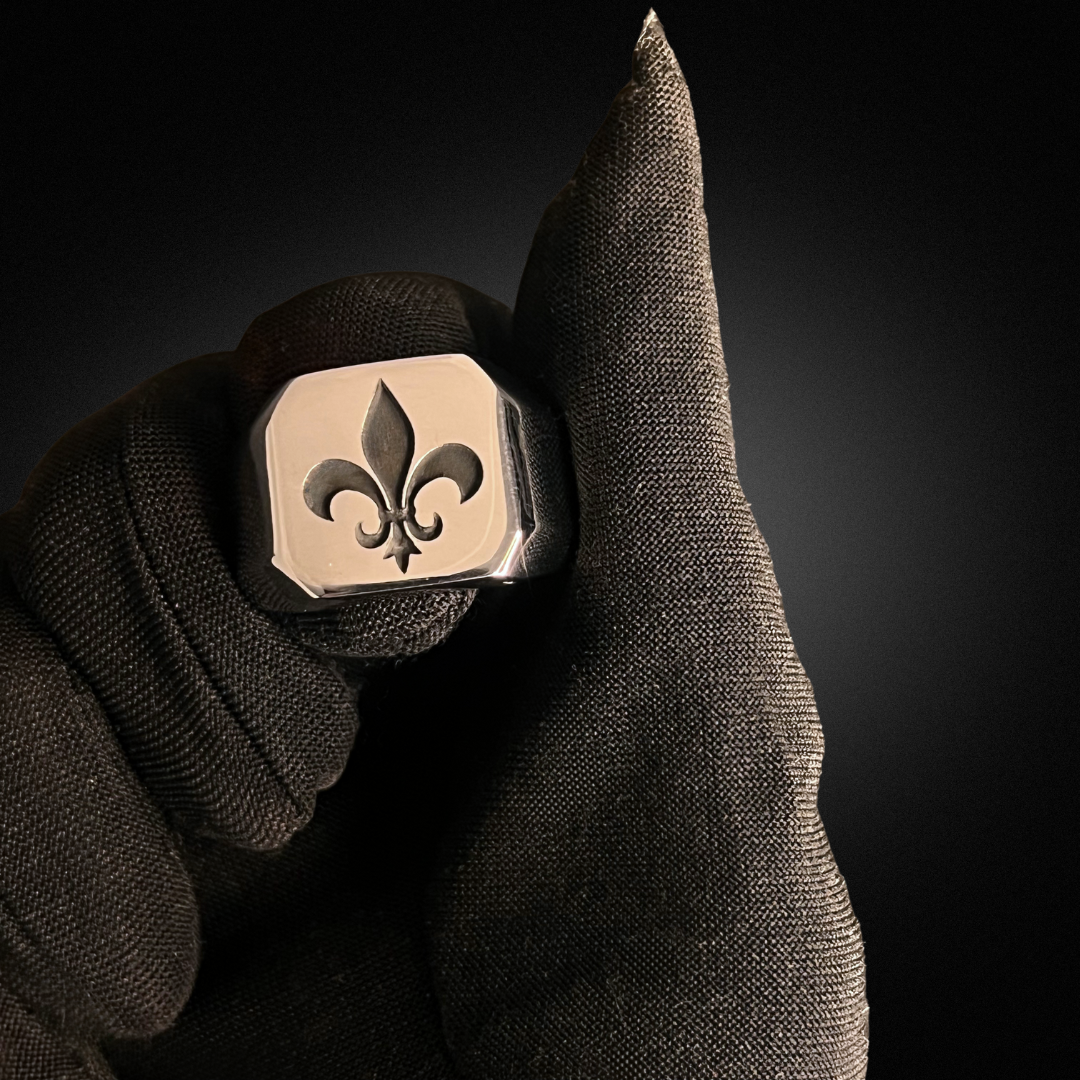 Chevalière carélo Fleur de lys gravée