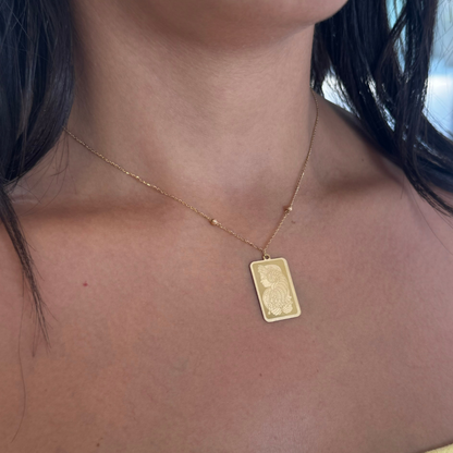 Collier avec pendentif gravé Lady Fortuna en Or 18K