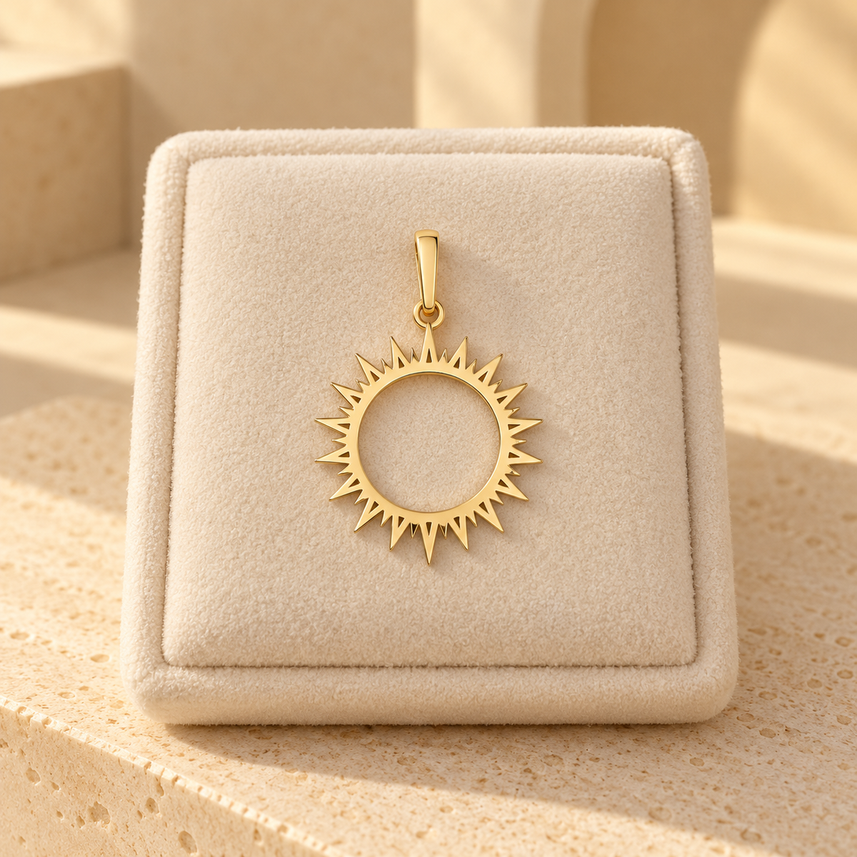 Pendentif doré soleil rayonnant