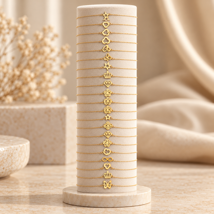 Assortiment de bracelets fins dorés à petits motifs