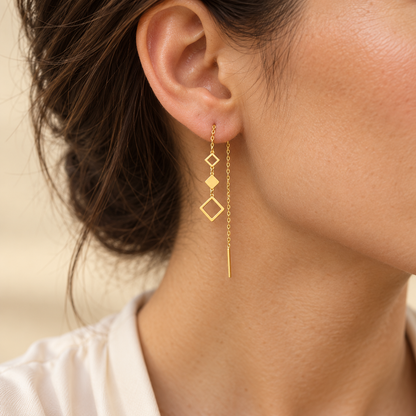 Boucle d’oreille traversante en Or  à trois losanges et chaînette
