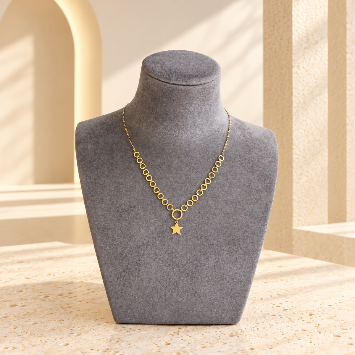 Collier doré à pendentif étoile