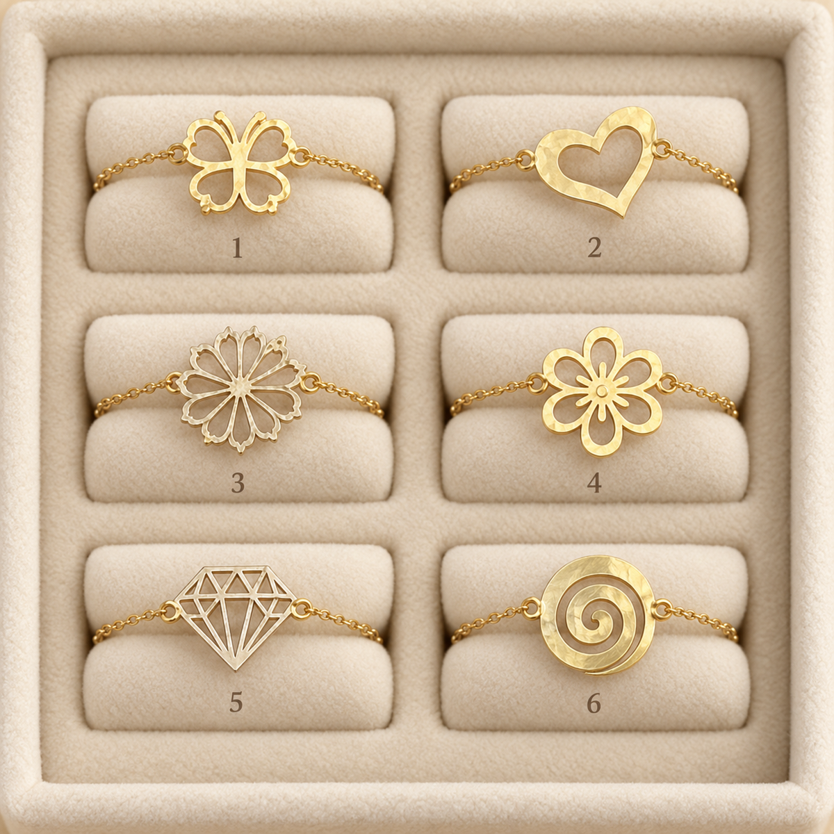 Assortiment de six bagues fines en Or à fleurs, cœur, trèfle et spirale