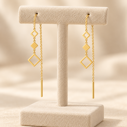 Boucle d’oreille traversante en Or  à trois losanges et chaînette