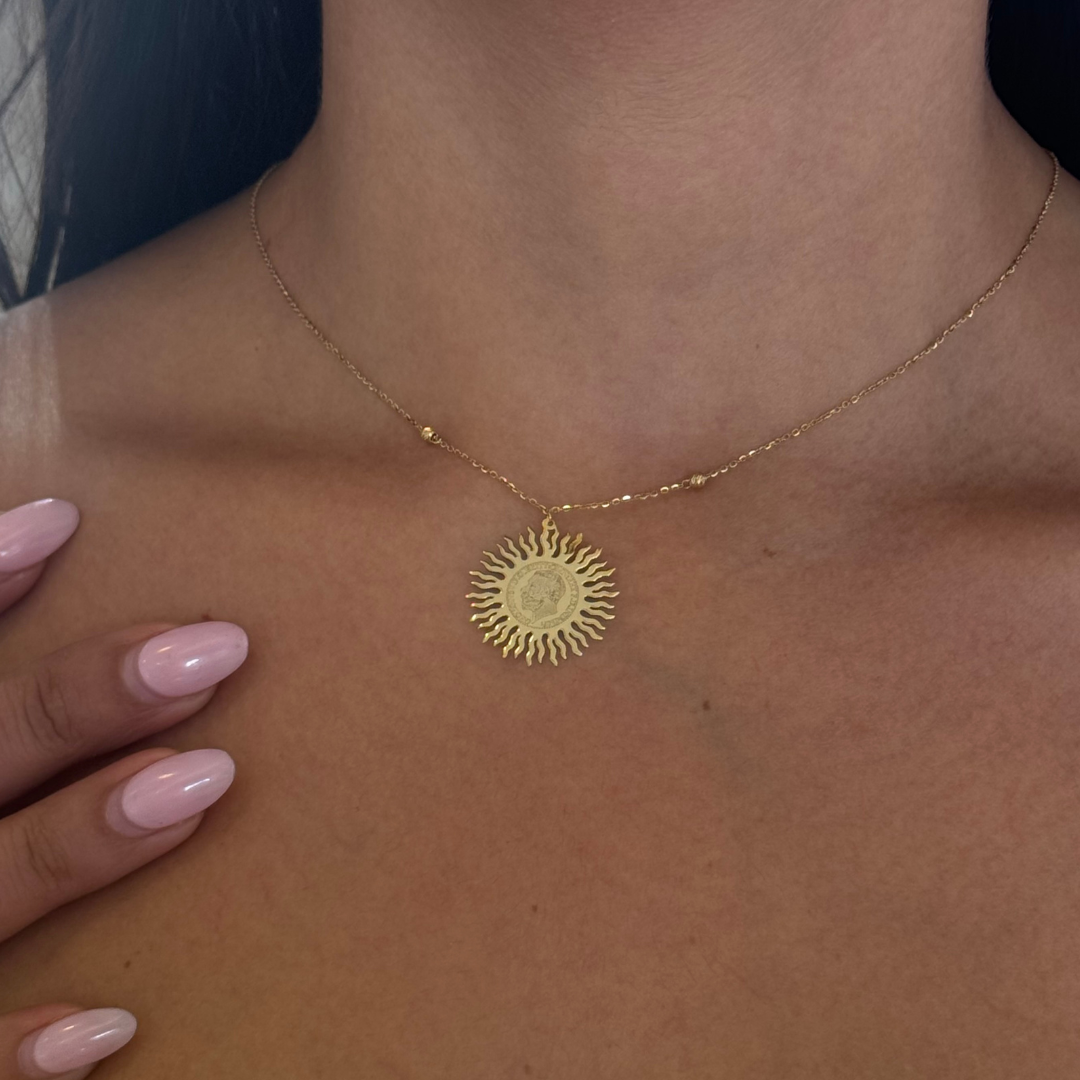 Collier avec pendentif soleil gravé Napoléon en Or 18K