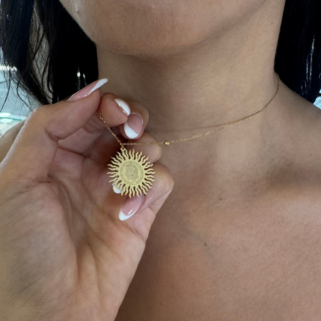 Collier avec pendentif soleil gravé Napoléon en Or 18K