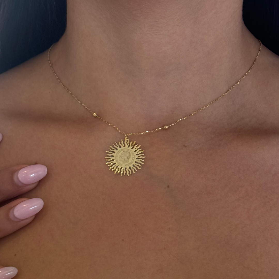Collier avec pendentif soleil gravé Napoléon en Or 18K