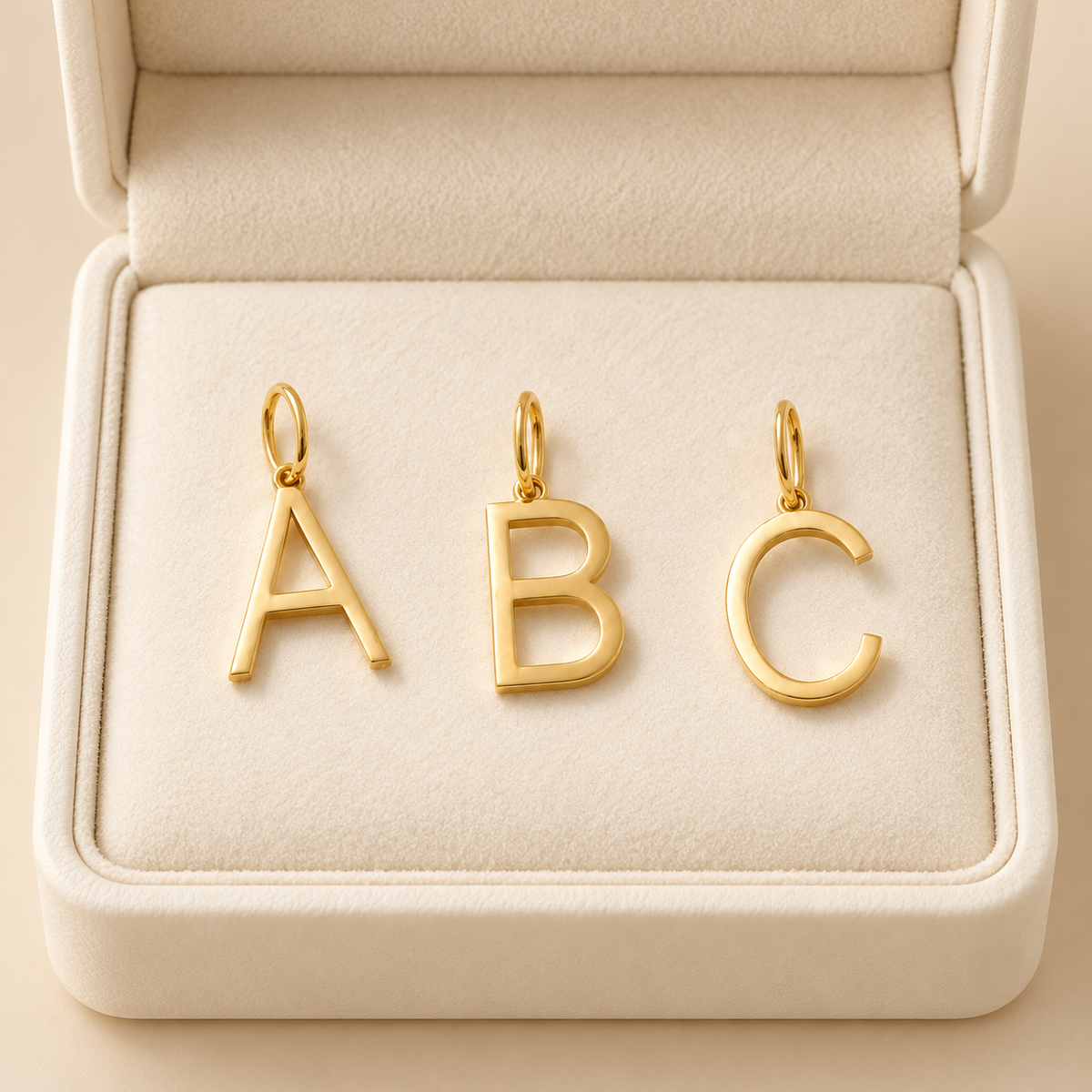 Pendentifs initiales A, B et C — Lettres majuscules en Or aux lignes simples.