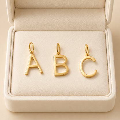 Pendentifs initiales A, B et C — Lettres majuscules en Or aux lignes simples.