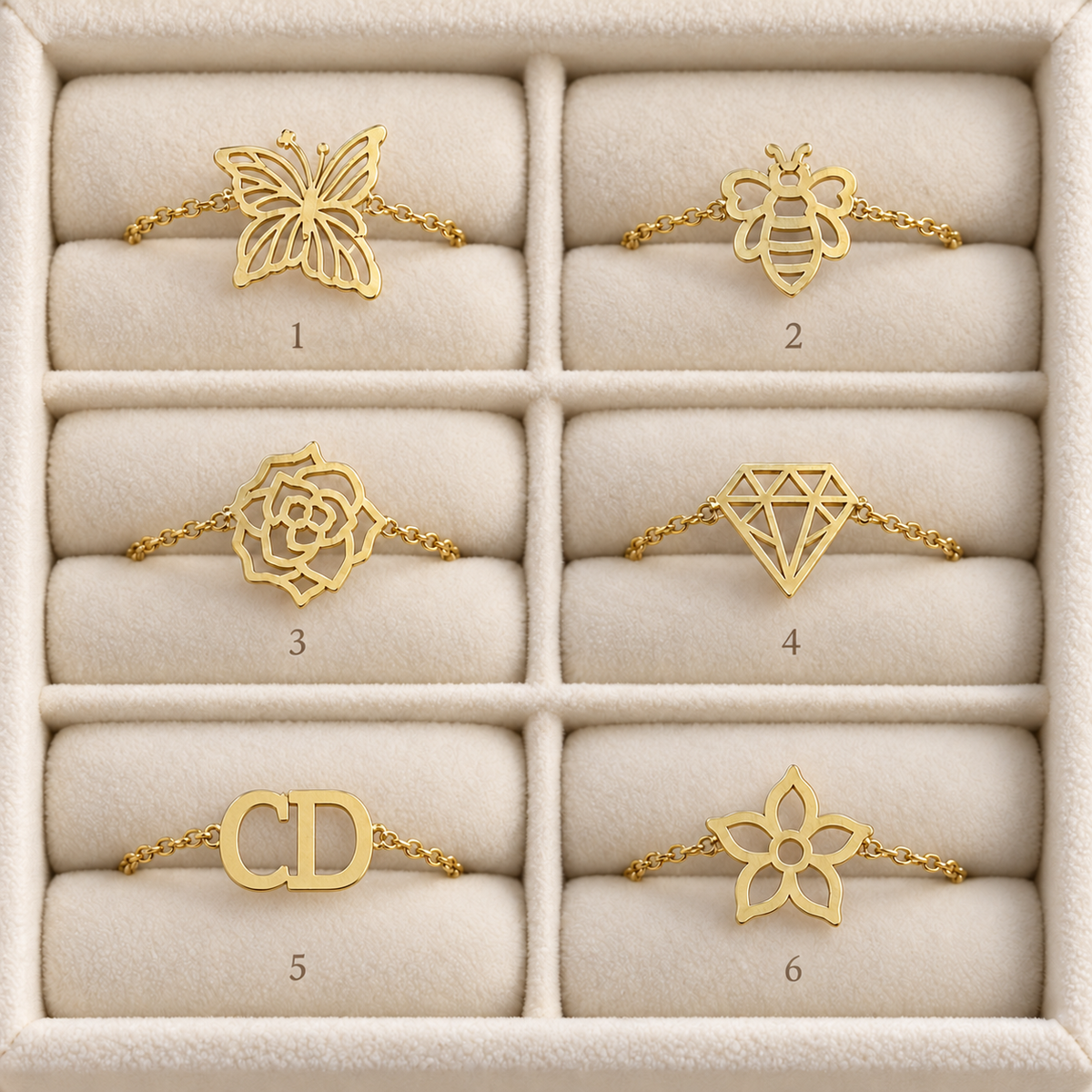 Assortiment de cinq bagues fines en Or  à motifs symboliques ajourés