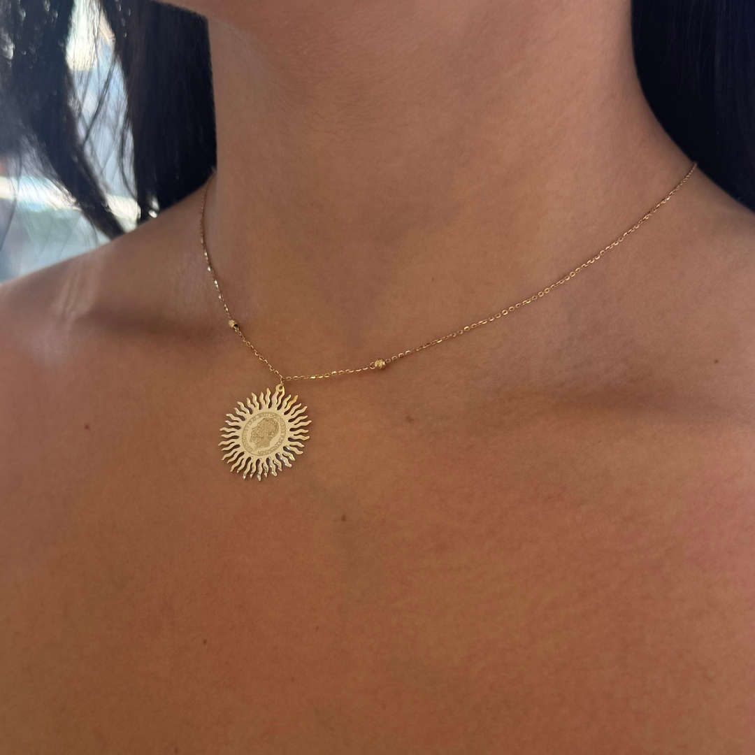 Collier avec pendentif soleil gravé Napoléon en Or 18K